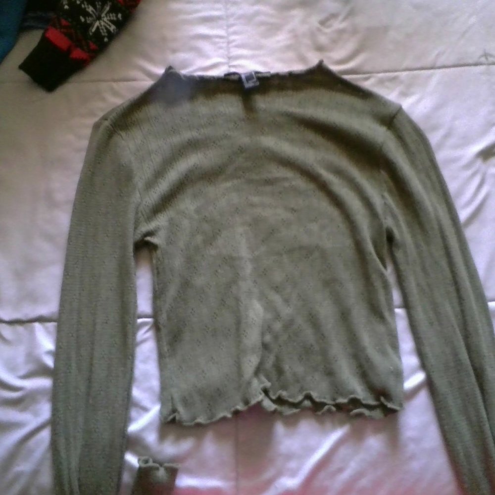 cropped long sleeve ruffled bottom